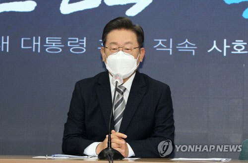 이재명 더불어민주당 대선 후보가 16일 서울 여의도 중앙당사에서 열린 사회대전환위원회 출범식이 끝난 뒤 아들이 불법 도박을 했다는 의혹 보도와 관련해 사과하고 있다. <국회사진기자단>
